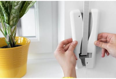 Schellenberg 53503 Afdekplaat voor rolgordijnband, gatenafstand 10,5 cm, eenvoudige installatie zonder de band te verwijderen, DUO Maxi afdekplaat, voor bandoprollers en verzonken oprollers, wit