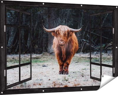 Gards Tuinposter Doorkijk Schotse Hooglander bij het Bos - 150x100 cm - Tuindoek - Tuindecoratie - Wanddecoratie buiten - Tuinschilderij