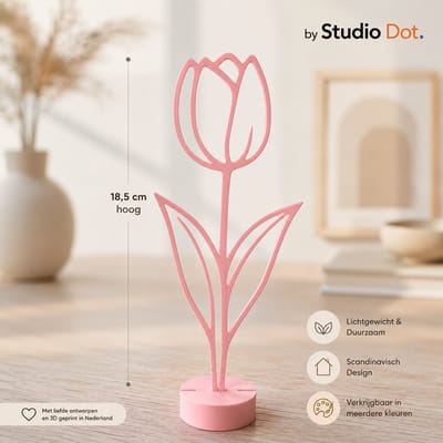 by Studio Dot. - Tulp Decoratie - Bloem Beeldje - Minimalistisch - 18,5 cm - Woonaccessoire - Interieuraccessoire - Cadeau - Bedankje - Inclusief Standaard - Licht Roze Eenkleurig