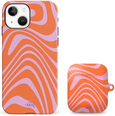 xoxo Wildhearts telefoonhoesje geschikt voor iPhone 14 Plus met AirPods 1 en 2 hoesje - set - Boogie Wonderland Orange - Double Layer - Telefoonhoesje met dubbele beschermlaag - Hoesje met golvend patroon - Golven - Oranje met Paars