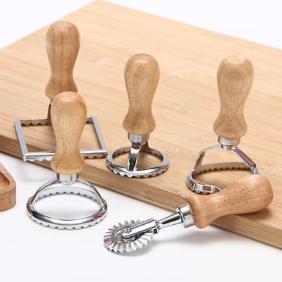 5 Stuks Raviolimakers met houten handvat – Keukengerei - vormsnijders en 1 pastawiel voor het snijden van zelfgemaakte ravioli - Keuken Accessoires - LOUZIR