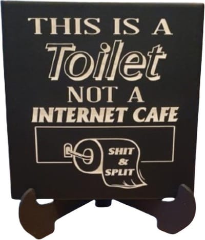 Keramiek spreuken tegel Toilet - wc - geen internet cafe - gein - incl houten stander