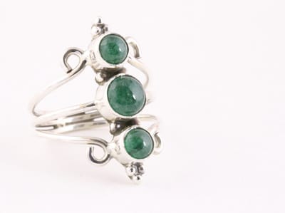 Opengewerkte zilveren ring met 3 jade stenen - maat 16