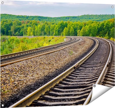 Gards Tuinposter Rails Spoorwegen in een Bocht - 100x80 cm - Tuindoek - Tuindecoratie - Wanddecoratie buiten - Tuinschilderij
