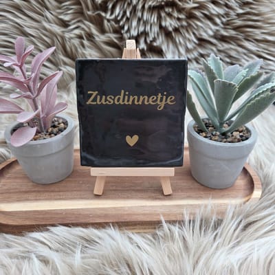 Robuust Tegeltje – Zusdinnetje – Lief Cadeau voor Zus of Beste Vriendin – Stijlvolle Wanddecoratie met Betekenis – Trendy nu – Woondecoratie – Zussen liefde – Decoratief Tegeltje met Standaard – Cadeau Idee