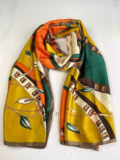 Sjieke / klassieke sjaal van glad materiaal 30% zijde met 70 % viscose
