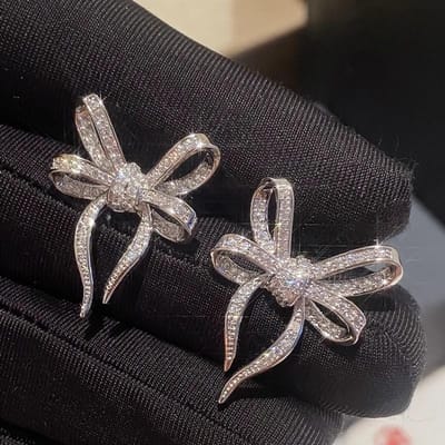Huitan Exquise Studoorbellen in Vorm van Strik voor Dames Bling Bling Zirkonia Romantische Strikjes Oorbellen Bruiloft Trendy Sieraden gray
