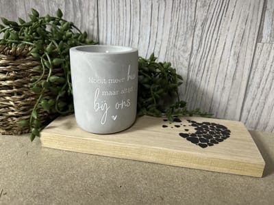 Creaties van Hier – Cement Candle Altijd bij ons met houten plankje - 8 cm – Cement – Kaars