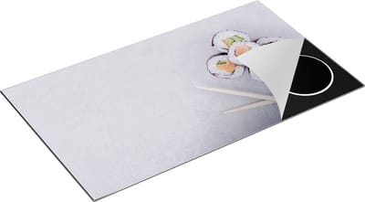 Chefcare Inductie Beschermer Sushi met Stokjes op een Grijze Achtergrond - 90x50 cm - Afdekplaat Inductie - Kookplaat Beschermer - Inductie Mat