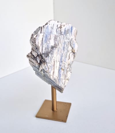 ThaleiaDesign – Ruwe kyaniet standaard - Edelstenen en Mineralen - Kristallen - Spiritualiteit - Woondecoratie - free form - interieur - moederdag - cadeau vrouw - chakra - goude standaard
