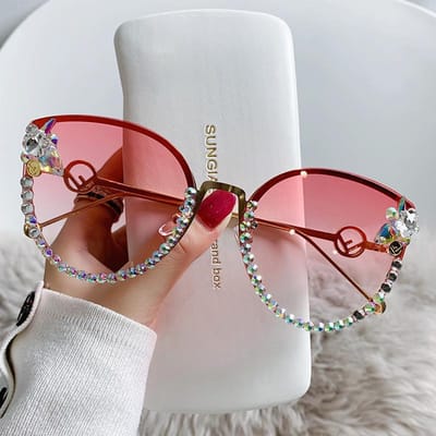 Lunettes de soleil rétro œil de chat incrustées de diamants, lunettes de soleil à monture large, lunettes de soleil à branches métalliques creuses pour femmes [source factory straight hair]