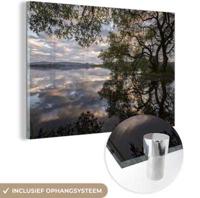 ® Glasschilderij 180x120 cm - Schilderij acrylglas - Weerspiegeling van een boom bij het Nationaal park Loch Lomond en de Trossachs - Foto op glas - Muurdecoratie woonkamer - Wanddecoratie slaapkamer - Schilderijen