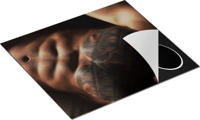 Chefcare Inductie Beschermer Naakte Man met een Sixpack en Tattoos - Erotiek - 60x50 cm - Afdekplaat Inductie - Kookplaat Beschermer - Inductie Mat