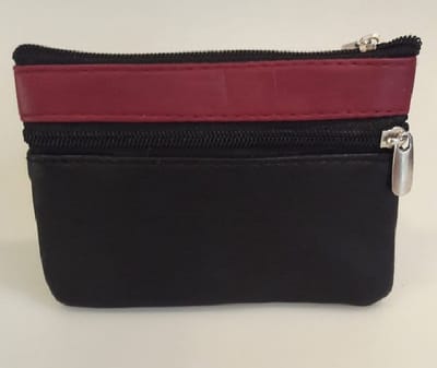 Deze praktische soepel leren sleuteletui komt altijd van pas. Behalve ruimte voor sleutels zijn er vakjes voor bijvoorbeeld muntgeld, bonnetjes of pasjes waardoor deze etui ook als kleine portemonnee kan worden gebruikt. Voor uzelf of Bestel Een Kado
