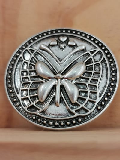 Magneet - broche - Design - Vlinder - Rond - Antiek zilver kleur - Ø 4 cm - Praktisch en stijlvolle oplossing om - omslagdoek - sjaal - vest - sluiten zonder gaatjes of beschadigingen te veroorzaken.
