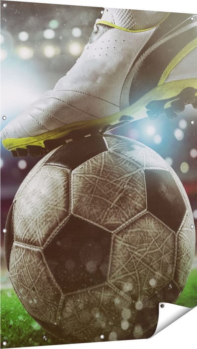 Gards Tuinposter Voetbal Aftrap met de Bal in het Stadion - 100x150 cm - Tuindoek - Tuindecoratie - Wanddecoratie buiten - Tuinschilderij
