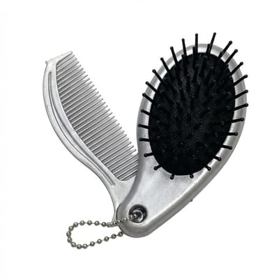 Zilverkleurige mini haarborstel met kam – sleutelhanger – unisex – compacte borstel met inklapbare kam en metalen kettinkje – handig accessoire voor tas of sleutelbos