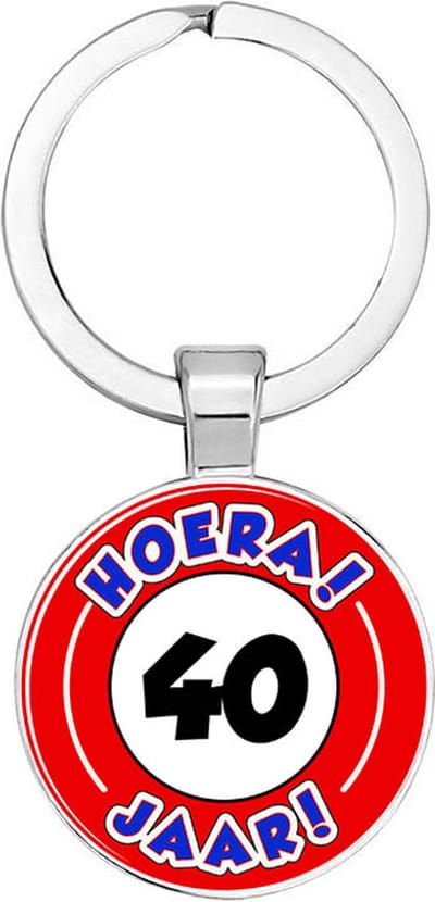 Akyol - Hoera 40 jaar Sleutelhanger - hoera 40 jaar - 40 geworden - gefeliciteerd - verjaardagscadeau - klein kadootje - gift - geschenk - 2,5 x 2,5 CM