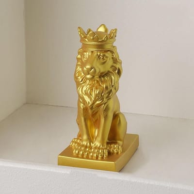 Kroon Leeuw Beeldje - Hars Sculptuur - Woonkamer Decoratie - Nobele Symboliek - 14.5 cm Hoog - Goud