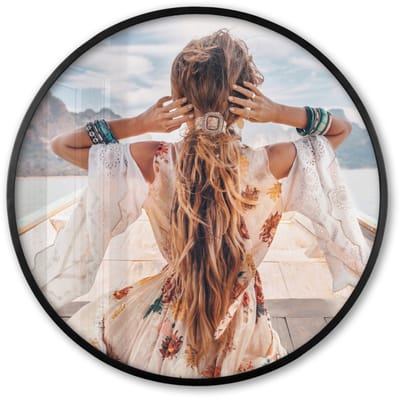 Poster in lijst Rond - Fotolijst 60x60 cm - Posters - Vrouw - Boot - Noorwegen - Wit - Water - Bergen - Ronde posterlijst zwart - Decoratie - Wanddecoratie woonkamer - Muurdecoratie slaapkamer
