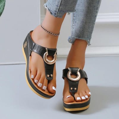Nouvelles chaussures pour femmes, tongs, pantoufles pour femmes, pantoufles de plage à décoration en métal, pantoufles compensées d'été grande taille 43 noir