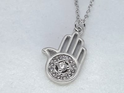 Ketting - RVS - Hamsa hand - (ook wel de Hand van Fatima genoemd), een eeuwenoud symbool van bescherming tegen het "boze oog" en een brenger van geluk en gezondheid.