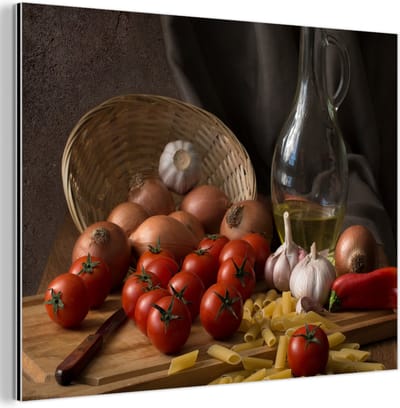 Aluminium schilderij 80x60 cm - Wanddecoratie metaal - Snijplank - Groente - Stilleven - Pasta - Uit - Tomaat - Snijplank - Metalen muurdecoratie woonkamer - Decoratie industrieel - Foto op dibond - Industriële accessoires slaapkamer