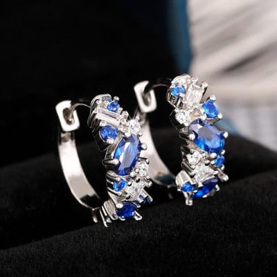 Huitan Boucles d'oreilles créoles chics en CZ bleu pour femmes Couleur Exquise Boucles d'oreilles cercle pour dame Mode Polyvalent Bijoux de mariage white