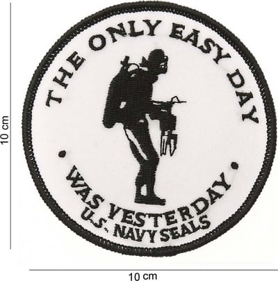 Embleem stof The only easy day wit