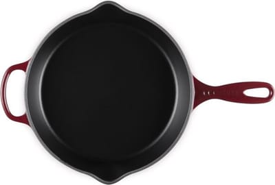 Le Creuset Skillet Signature - Garnet - Ø 26 cm - Geëmailleerde Anti-aanbaklaag - Duurzaam, Vaatwasserbestendig en Perfect voor Gezond Bakken en Braden