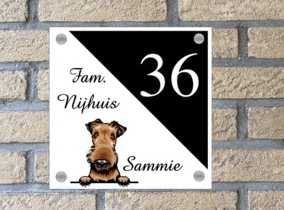 Naambordje / huisnummer voordeur met hondenras Airedale, wit bordje met zwarte driehoek