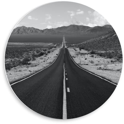 Forex Wandcirkel - Weg door Berglandschap (zwart/wit) - 50x50cm Foto op Wandcirkel (met ophangsysteem)
