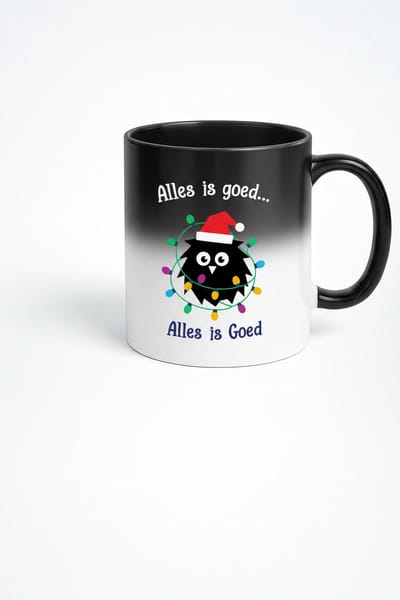 “Alles is Goed” Black Magic Mok – 330ml Warmtegevoelige Koffiemok – Grappig Kerstdesign met Kerstmuts – Feestelijk Cadeau voor Koffieliefhebbers