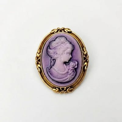 Paarse ovale camee broche met profiel – broche dames – decoratieve speld met klassieke cameo uitstraling, goudkleurige sierlijke rand en reliëf portret ontwerp