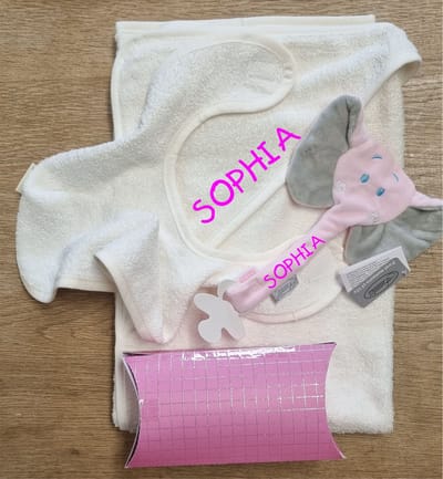Badcape van Funnies - Met Geborduurde Naam-Slabbetje-Speenhouder - baby shower