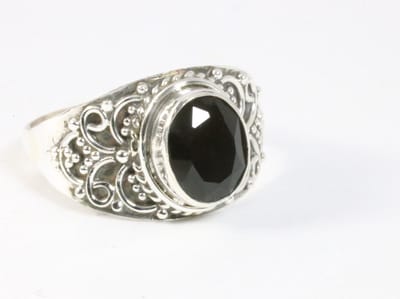 Bewerkte zilveren ring met onyx - maat 16
