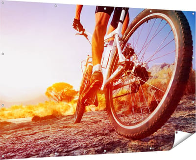 Gards Tuinposter Mountainbike Fietser op Stenen bij Zonsopgang - 180x120 cm - Tuindoek - Tuindecoratie - Wanddecoratie buiten - Tuinschilderij