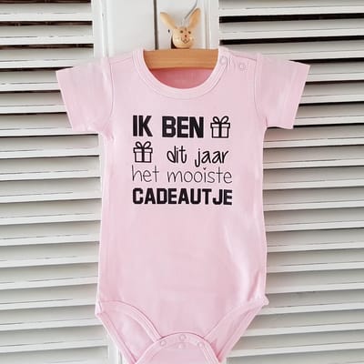 Baby Rompertje met tekst zwangerschap aankondiging - announcement Ik ben dit jaar het mooiste cadeautje | korte mouw | roze | maat 74/80 | cadeau papa mama oma opa oom tante eerste vaderdag moederdag