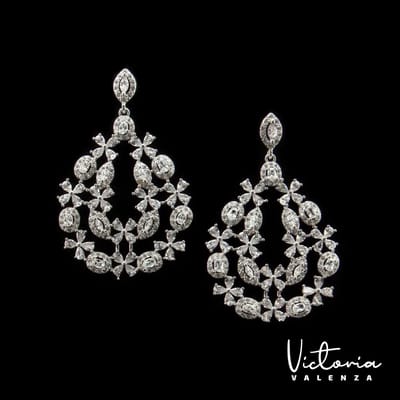 Victoria Valenza Dubai Luxe Oorbellen Dames Messing Oorhangers Dames Oorringen - Witte Steen - Kleur Zilver - 1 Paar