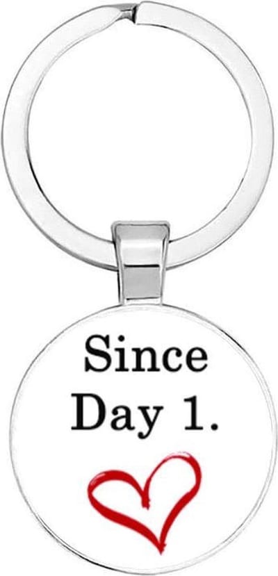 Akyol - Since day 1 Sleutelhanger - Vriendschap - Vrienden - Leuke kado voor je vrienden om te geven - 2,5 x 2,5 CM