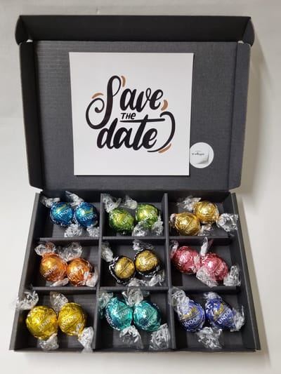 Chocolade Ballen Proeverij Pakket | Chocolade pakket met 9 verschillende chocolade smaken kwaliteits chocolade met Mystery Card 'Save the Date' (met persoonlijke videoboodschap) | Cadeaupakket | Feestdagen box | Chocolade cadeau | Valentijnsdag