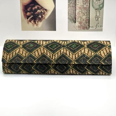 Beige groene brillenkoker dames en heren – kurk look hard case met geometrisch ruit patroon – klep sluiting – rechthoekige opberg case voor bril of zonnebril
