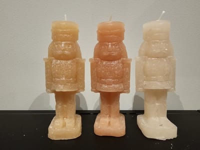 FROSTY NUTCRACKER WARM SAND MIX CANDLE 4X4X12CM - set van 3