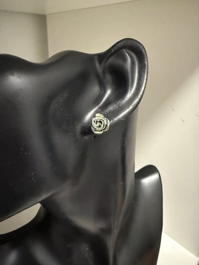 zilverkleurige oorknopjes roos || Make up | Parfum | Moederdag | Verjaardagscadeau| Cadeautje| Valentijnsdag| Kado | sieraden | vaderdag | oorbellen | oorsieraden