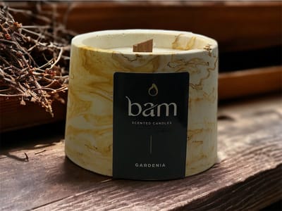 BAM Kaarsen Gardenia Geurkaars – Cone Collectie – Houten Wiek – Oker Gemarmerd Handgemaakt Potje – 100 g – 30 Branduren