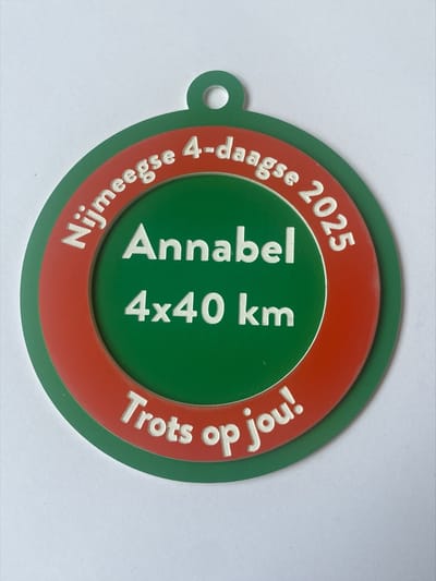 Nijmeegse vierdaagse hanger - vierdaagse - 4-daagse - Nijmegen - gegraveerd - laser graveren - hanger - hanger rond - uniek cadeau - 4 x 40 - trots op jou - Nijmeegse vierdaagse - wandelaar