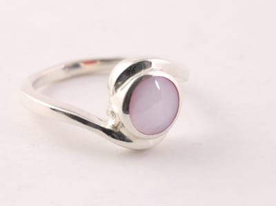 Fijne hoogglans zilveren ring met roze parelmoer - maat 16