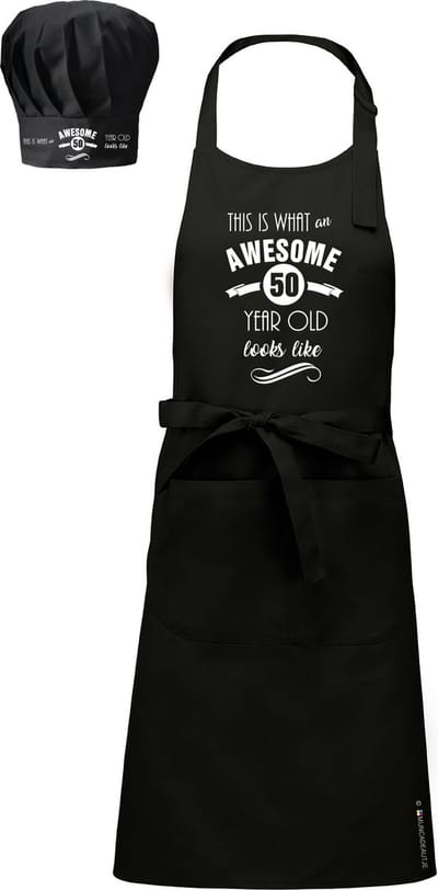 Cadeauset - Cadeauschort - Leeftijdcadeau - Tekstschort - Keukenschort - BBQ schort + koskmuts - zwart - bedrukt met Awesome - met de leeftijd - 50