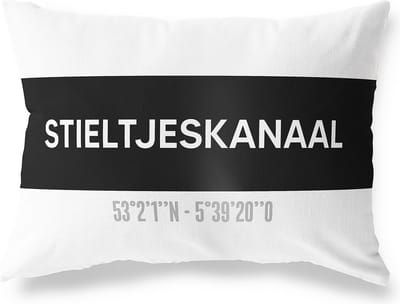 Tuinkussen STIELTJESKANAAL - DRENTHE met coördinaten - Buitenkussen - Bootkussen - Weerbestendig - Jouw Plaats - Studio216 - Modern - Zwart-Wit - 50x30cm