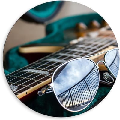 Dibond Wandcirkel - Gitaar met Zonnebril - 80x80cm Foto op Aluminium Wandcirkel (met ophangsysteem)